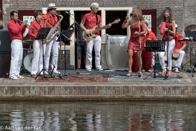 832636 Afbeelding van een optreden van de salsaband Pimiento op de werf bij Muziekschool Ceres (Oudegracht 346-348) te ...
